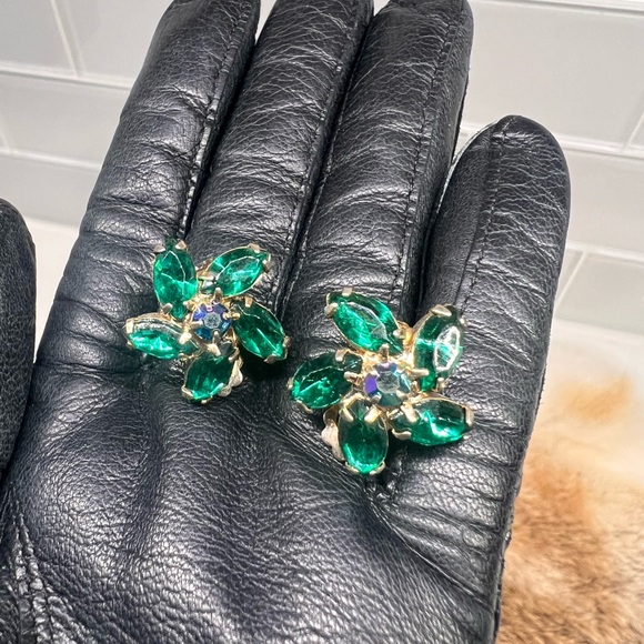 1960’s Vintage Weiss Green Rhinestone Clip on Earrings AB Center Stone - Picture 3 of 8
